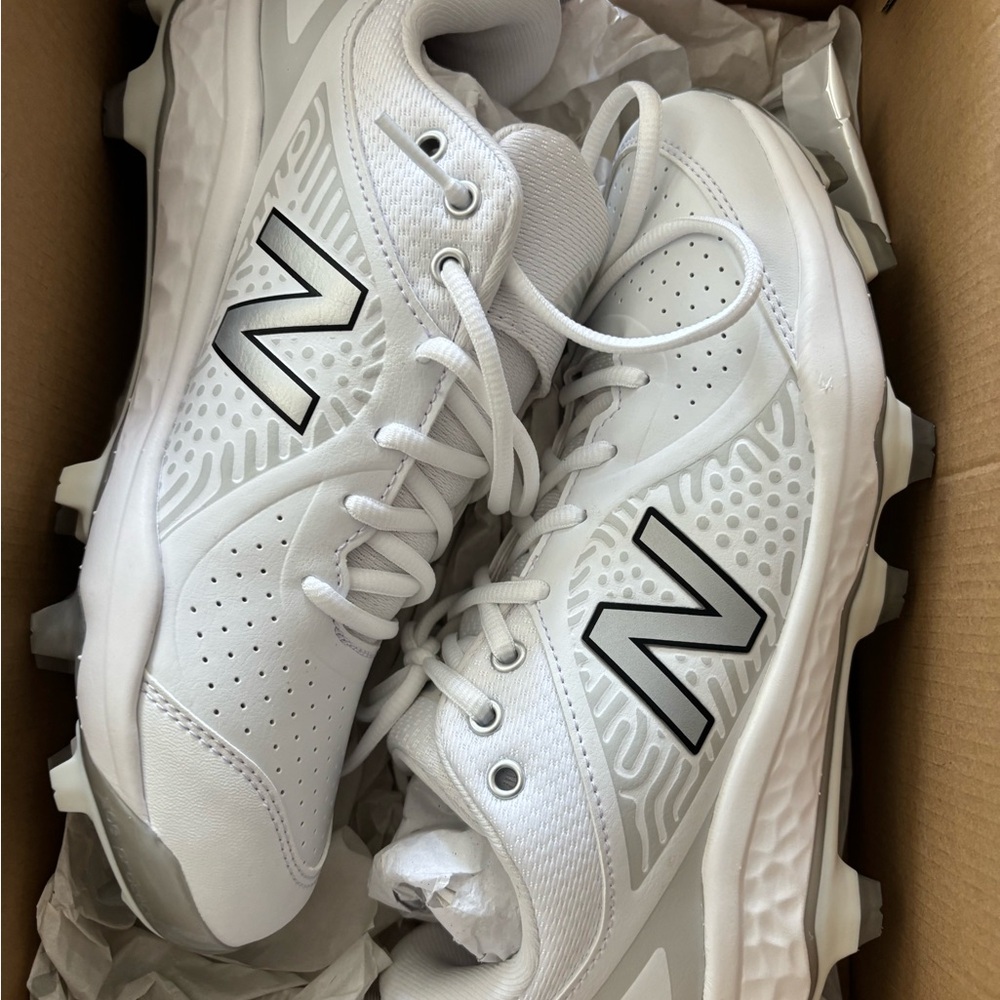 New Balance White Molded Softball Cleats - size 9